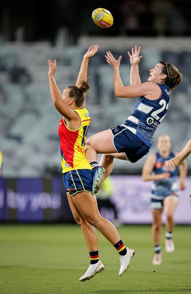 Geelong star Rachel Kearns gets up for an epic hanger. Picture: Getty Images