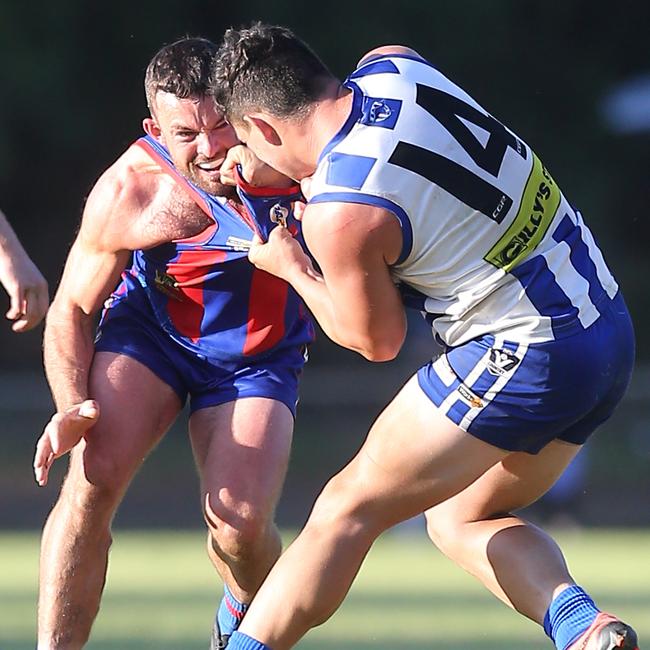 Beechworth co-coach Tom Cartledge and Yackandandah’s Harry McBurnie lock horns.