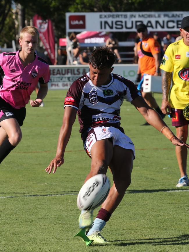 Burleigh Bears Zyroam Tarewa-Helihy chips: Pic Mike Batterham