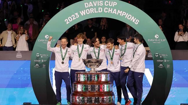 Italy celebrate with the Davis Cup trophy. (Photo by LLUIS GENE / AFP)