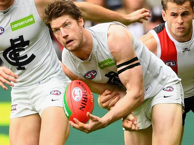 MELBOURNE, AUSTRALIA - MAY 13: Sam Rowe of the Blues  handballs whilst being tackled by Maverick Weller of the Saints during the round eight AFL match between the St Kilda Saints and the Carlton Blues at Etihad Stadium on May 13, 2017 in Melbourne, Australia.  (Photo by Quinn Rooney/Getty Images)