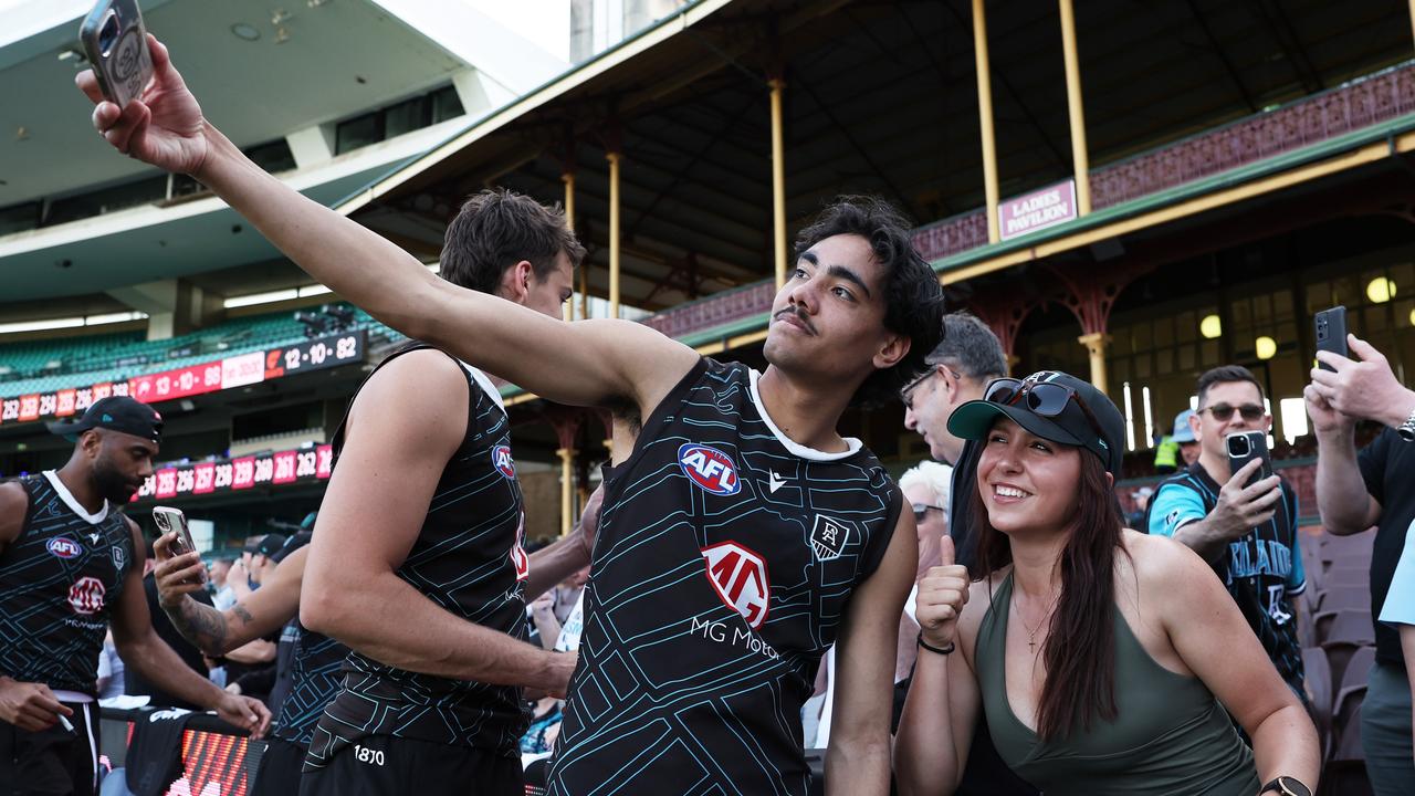 Jase Burgoyne of the Power interacts with fans at the SCG. Photo by Matt King/Getty Images.