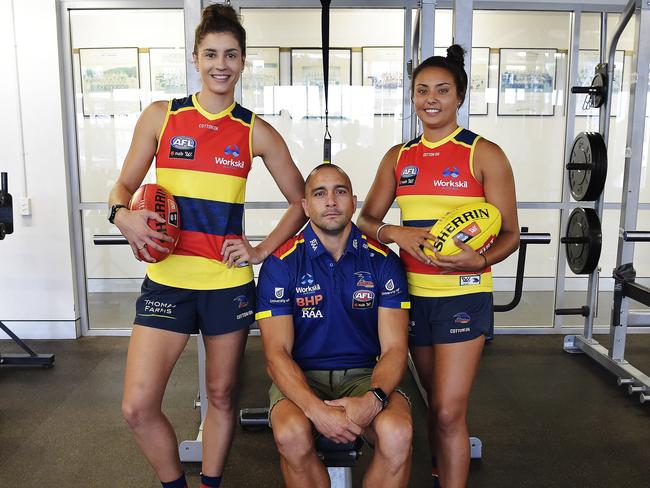 Adelaide women's players Jasmyn Hewett and Ruth Wallace with Andrew McLeod.