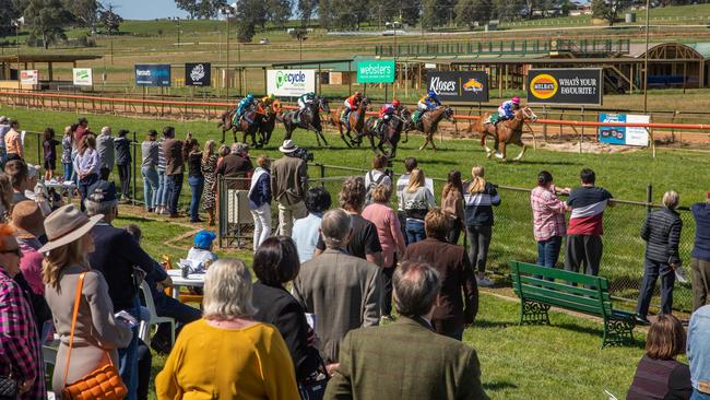 Racing at Oakbank. Picture: Rising Sun Photography