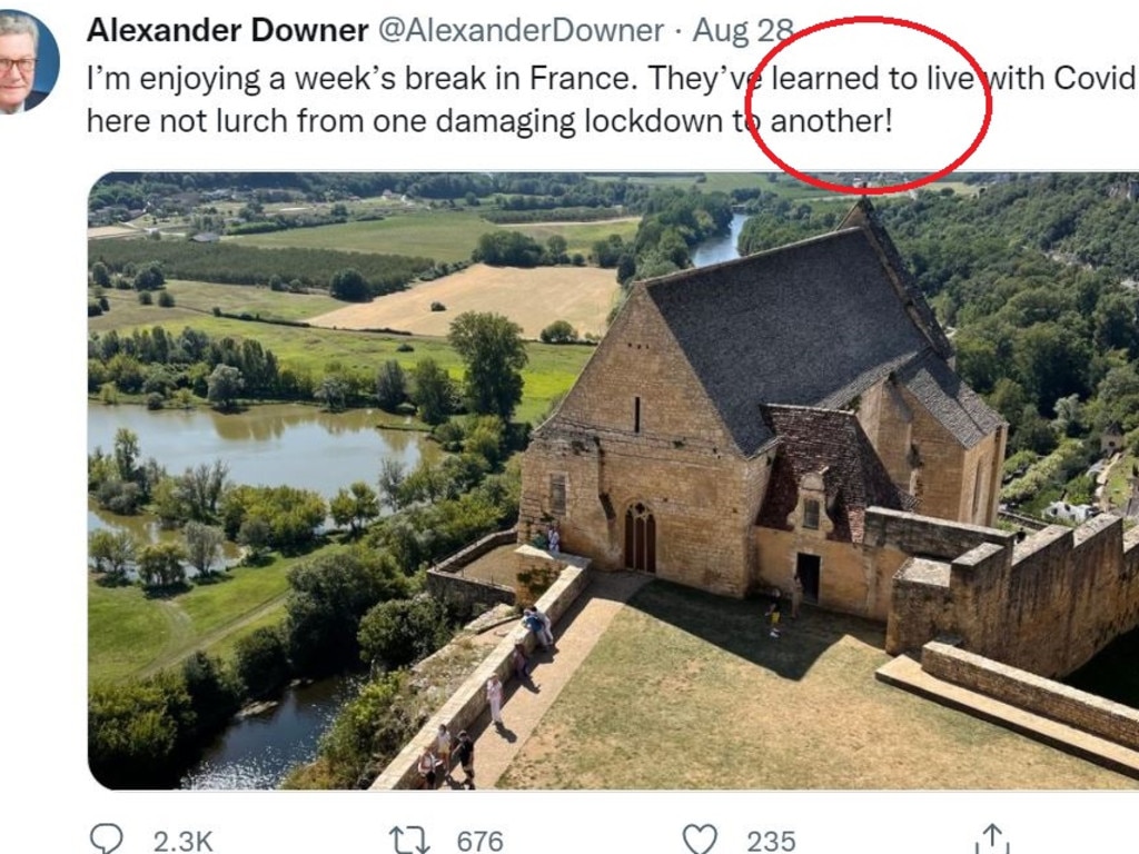 Former foreign minister Alexander Downer enraged Aussies with this tweet that seemingly took a swipe at his home country.