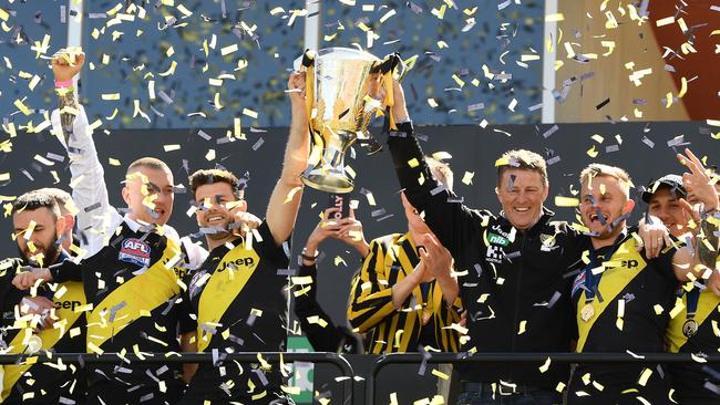 Damien Hardwick and Richmond players celebrate their 2019 flag with fans.