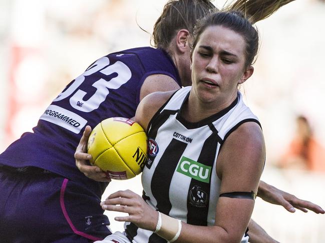 Chloe Molloy for Collingwood and Cassie Davidson for the Fremantle Dockers during the Round 2 AFLW match between the Fremantle Dockers and the Collingwood Magpies at Optus Stadium in Perth, Saturday, February 10, 2018. (AAP Image/Tony McDonough) NO ARCHIVING, EDITORIAL USE ONLY