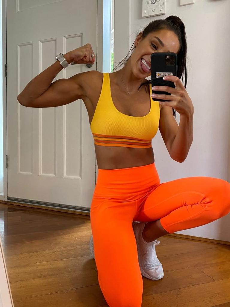 Kayla Itsines Reveals How To Remove Sw