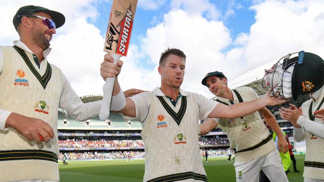 David Warner with Nathan Lyon (L) and Pat Cummins (R)