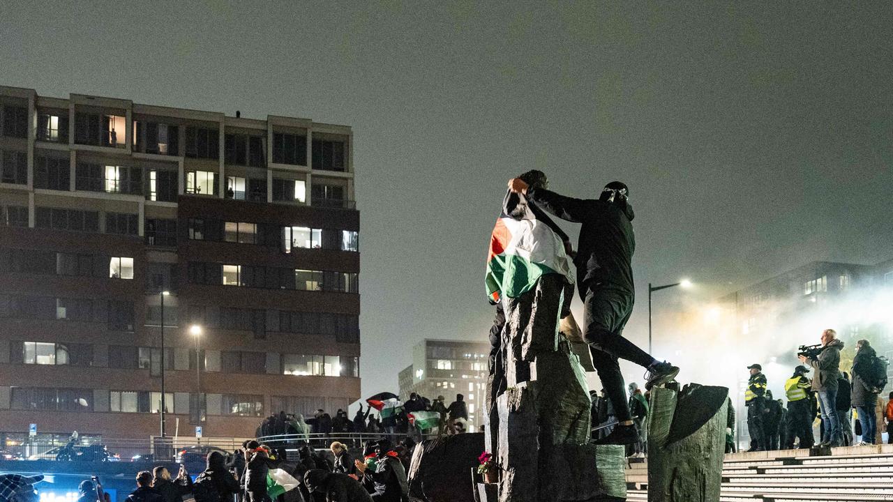 Pro-Palestinians demonstrate at Amsterdam's Anton de Komplein square ahead of the UEFA Europa League football match between Ajax and Maccabi Tel Aviv on November 7, 2024. (Photo by Jeroen Jumelet / ANP / AFP)