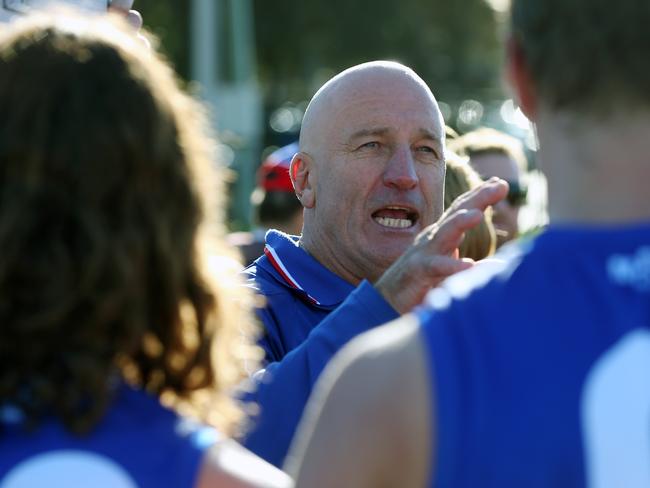 Mornington coach Simon Goosey addresses his players against Pines last season. Picture: David Crosling