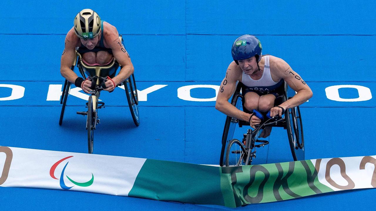 Lauren Parker (L) crosses the finish line for the silver medal behind a late-surging Kendall Gretsch of the US.