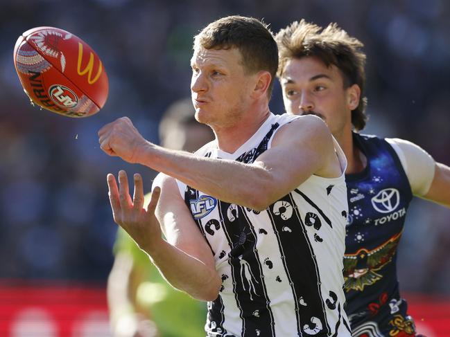 MELBOURNE , AUSTRALIA. May 18, 2024.  AFL round 10Ã  Collingwood vs Adelaide at the MCG    Will Hoskin-Elliott of the Magpies gives by hand during the 1st qtr.   . Pic: Michael Klein