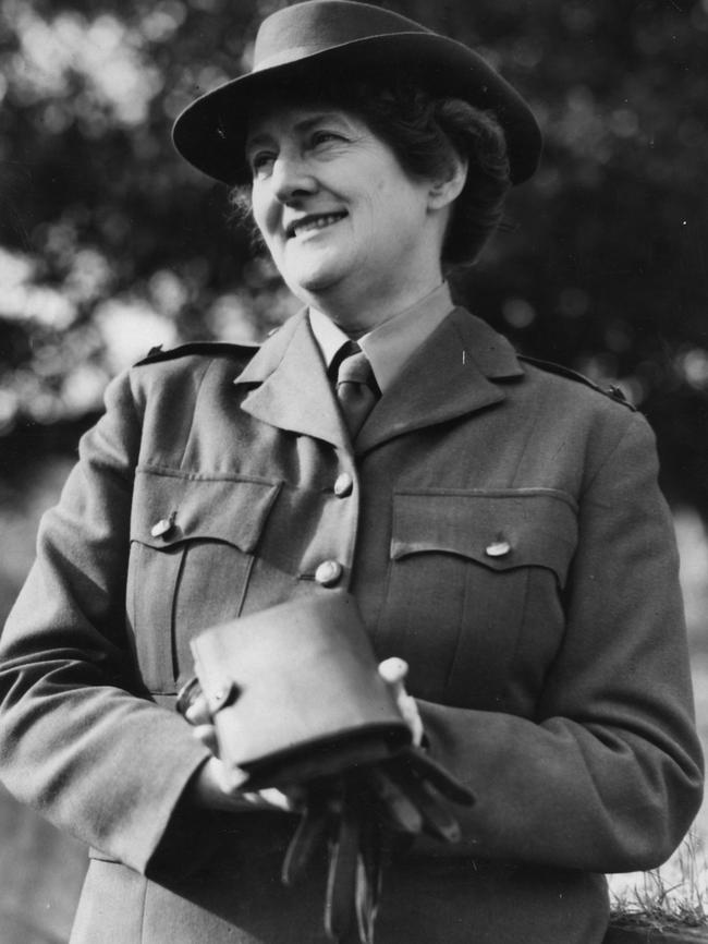 Alice Jackson war correspondent and editor of the Australian Women's Weekly in 1943.