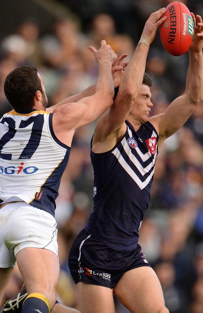 Sam Collins marking for Fremantle in 2016.