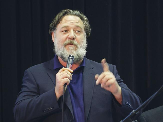 Russell Crowe made a surprise apperance at his auction, The Art of Divorce.