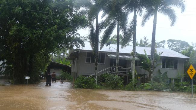 Houses on Mossman St in Mossman surrounded by a sea of flood water. Picture: Peter Carruthers