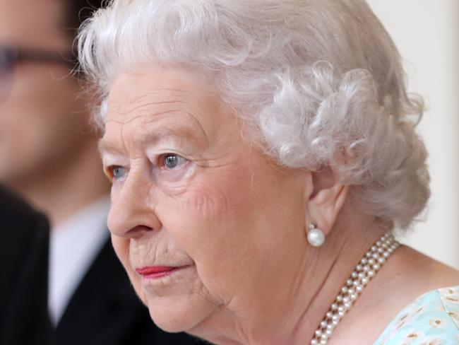 Britain's Queen Elizabeth II is pictured after greeting Spanish King Felipe VI and Queen Letizia (unseen) at Buckingham Palace in central London on July 14, 2017, the third and final day of the Spanish royals' state visit. / AFP PHOTO / POOL / Chris Jackson