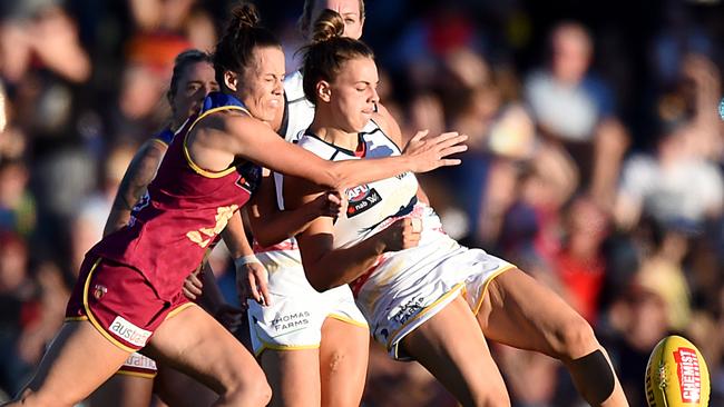 Ebony Marinoff gets her kick away. Picture: Sam Wundke