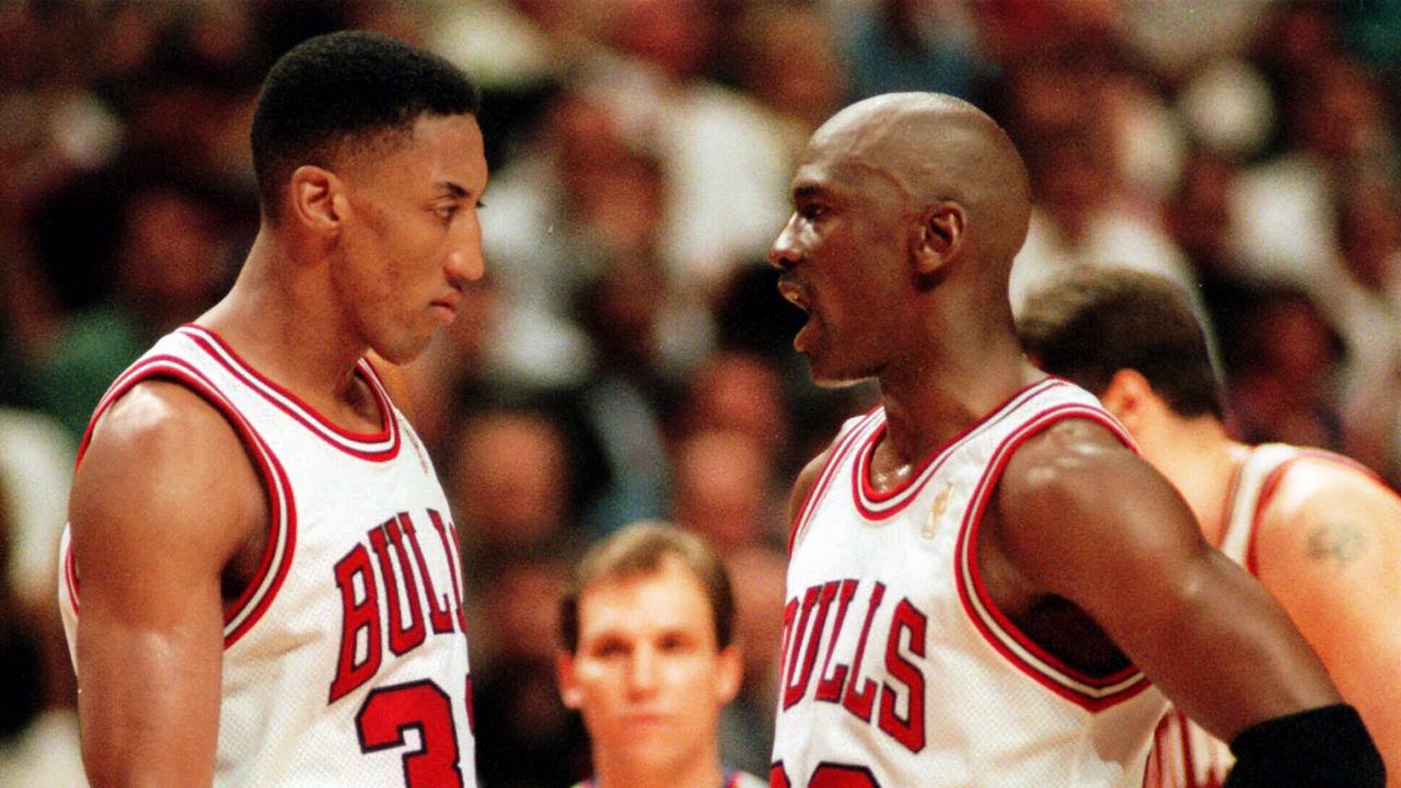 Basketballer Michael Jordan (r) talking with Scottie Pippen. USA basketball - Atlanta Hawks vs Chicago Bulls third quarter of play-off match in Chicago 06 May 1997. /Basketball/Overseas