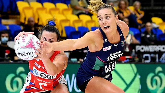 SUNSHINE COAST, AUSTRALIA - SEPTEMBER 08: Maddy Proud of the Swifts and Liz Watson of the Vixens challenge for the ball during the round 11 Super Netball match between the NSW Swifts and the Melbourne Vixens at University of Sunshine Coast Stadium on September 08, 2020 in Sunshine Coast, Australia. (Photo by Bradley Kanaris/Getty Images)