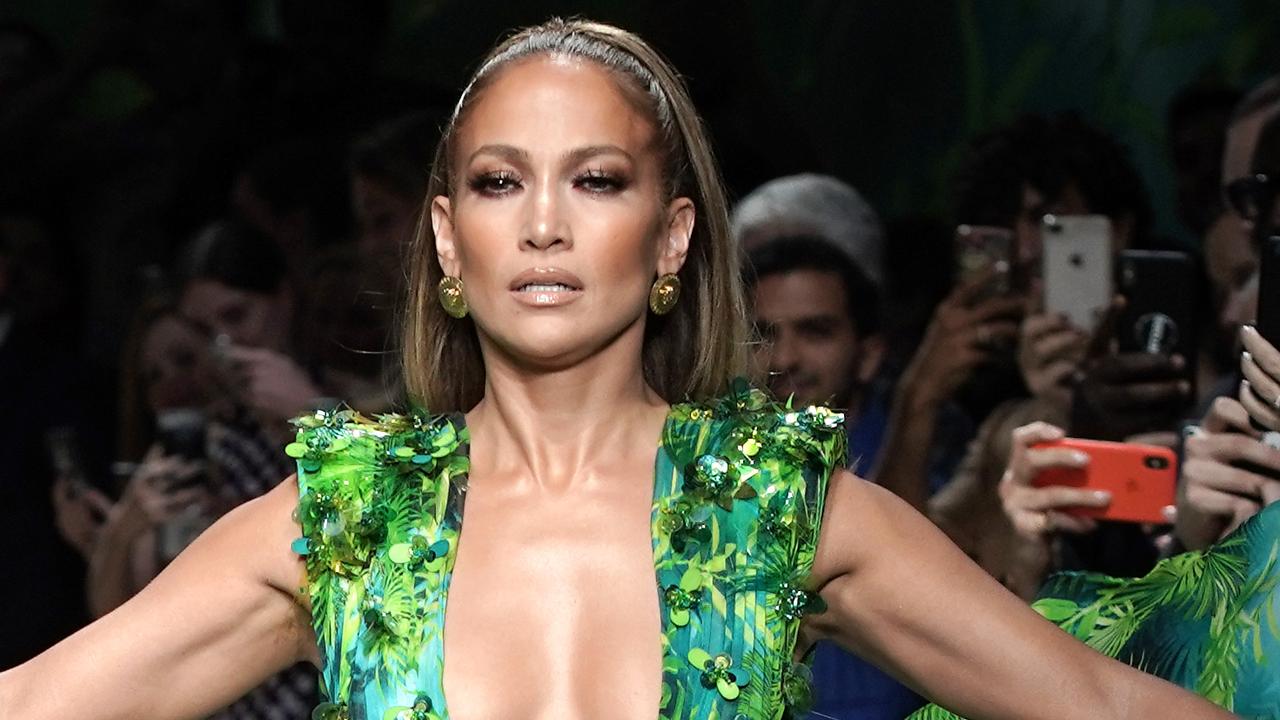 Jennifer Lopez Recreates Iconic Versace Jungle Dress At Milan Fashion Week News Com Au