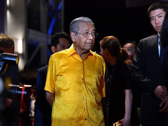 Malaysian Prime Minister Mahathir Mohamad arrives for a family photo during the Asia-Pacific Economic Cooperation (APEC) Summit in Port Moresby on November 17, 2018. (Photo by SAEED KHAN / AFP)