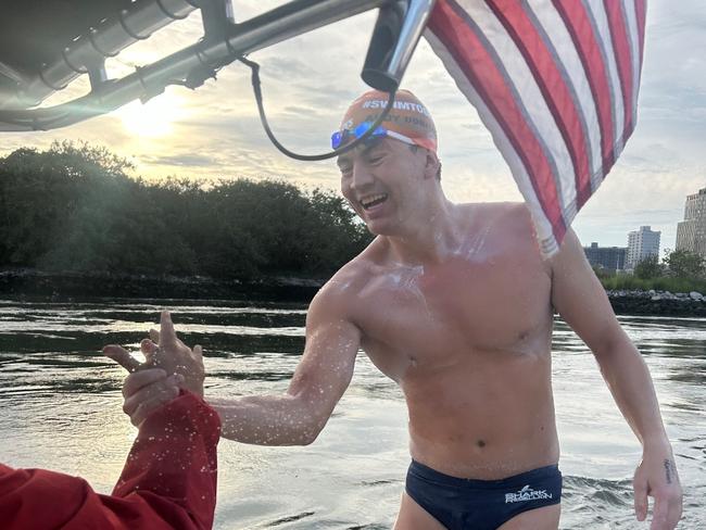 Aussie breaks world record swim around Manhattan