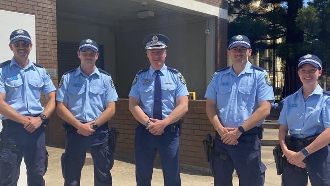 Orana Mid-Western Police District new recruits and Orana Mid-Western Police District Commander and Superintendent Tim Chinn. Photo: Tijana Birdjan