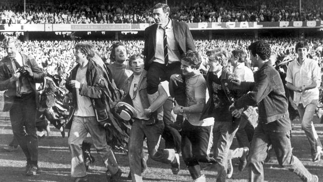  Richmond coach Tom Hafey is chaired off after winning the 1969 Grand Final.