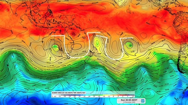 You can see one omega sitting over eastern Australia, and the other over the Pacific Ocean. Picture: Weatherzone.