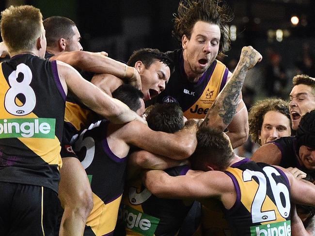 Tigers players react after Sam Lloy kicked a goal after the siren during the round 8 AFL match between the Richmond Tigers and the Sydney Swans at the MCG in Melbourne, Saturday, May 14, 2016. (AAP Image/Julian Smith) NO ARCHIVING, EDITORIAL USE ONLY