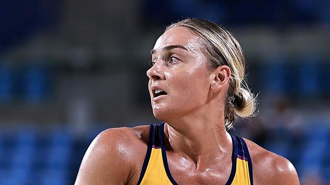 SYDNEY, AUSTRALIA - MARCH 22: Liz Watson of the Lightning looks to pass during the 2024 Suncorp Team Girls Cup match between Sunshine Coast Lightning and Giants at Ken Rosewall Arena on March 22, 2024 in Sydney, Australia. (Photo by Jenny Evans/Getty Images for Netball Australia)