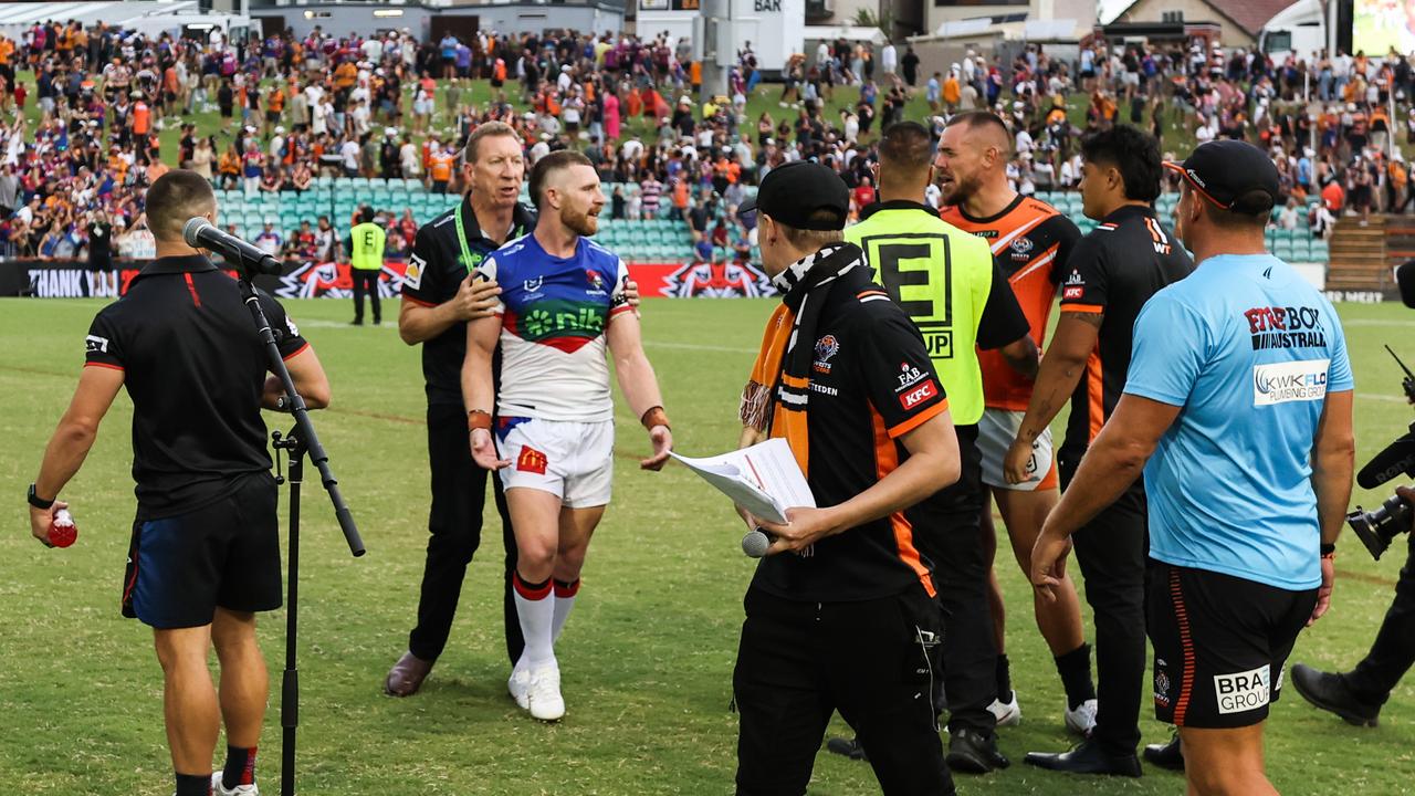 Jackson Hastings and David Klemmer have words at Leichhardt Oval. Picture: NRL Images