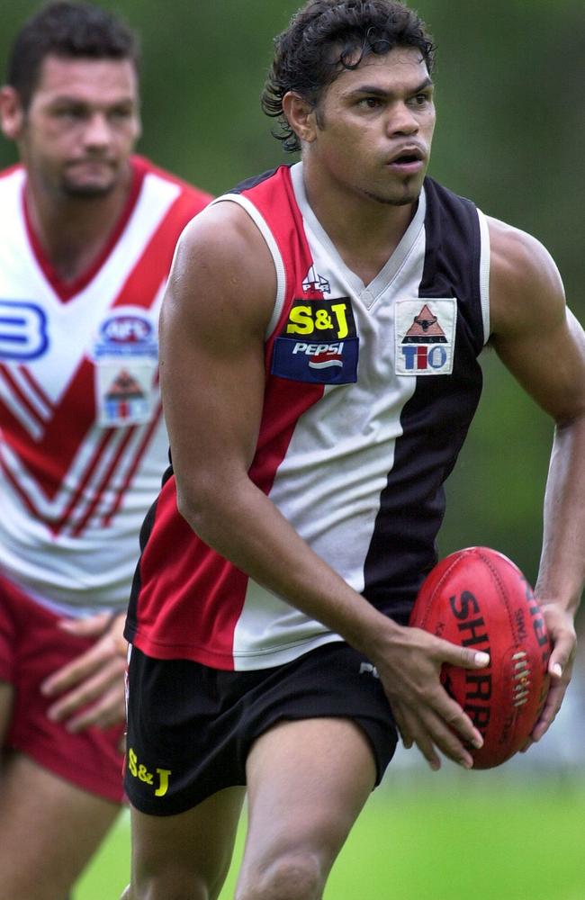 Crocs Nichols medallist Bruce Jarmyn on the burst at Gardens Oval.