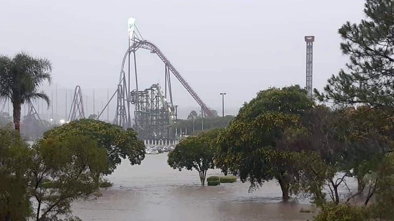 For the first time that I can remember, @movieworldaus is closed due to extreme weathe Gold Coast. pictures from Rhiannon Elizabeth Irons @Ahlephia