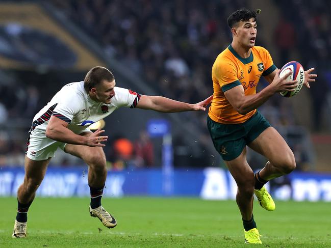 LONDON, ENGLAND - NOVEMBER 09:  Joseph-Aukuso Suaalii of Australia goes past Ollie Sleightholme, to set up a try for team mate Tom Wright (not in picture) during the Autumn Nations Series 2025 match between England and Australia at Allianz Twickenham Stadium on November 09, 2024 in London, England. (Photo by David Rogers/Getty Images)