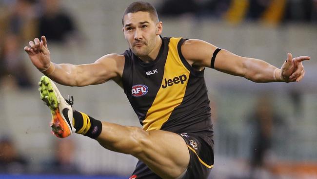 Shaun Grigg kicks at goal. Picture: Michael Klein