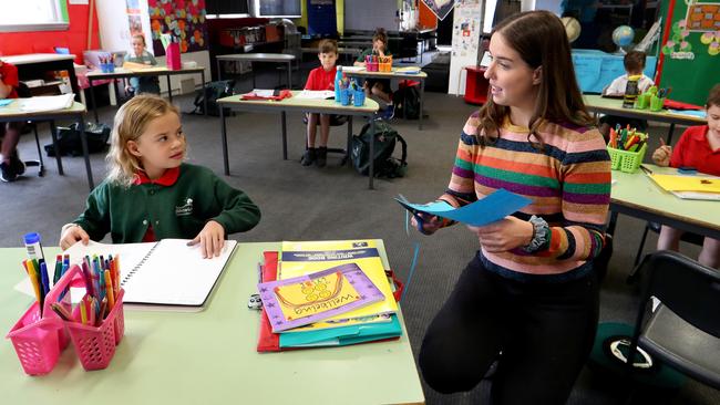 Teacher Georgia Smart teaching a mixed class of students at Elsternwick Primary School in Melbourne. Picture: David Geraghty.