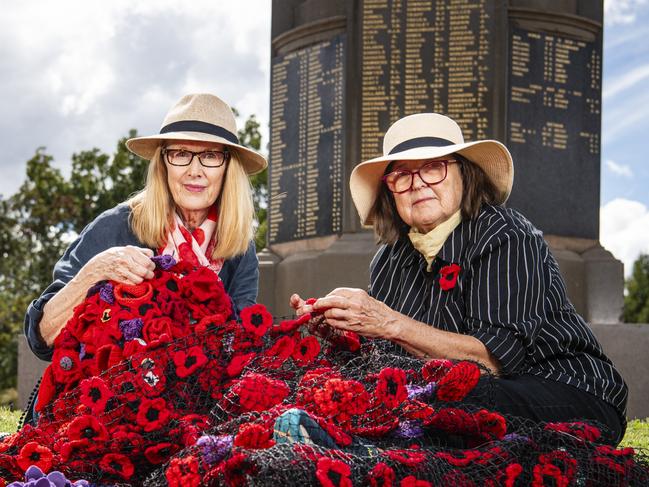 20,000 poppies and violets for our Anzac heroes