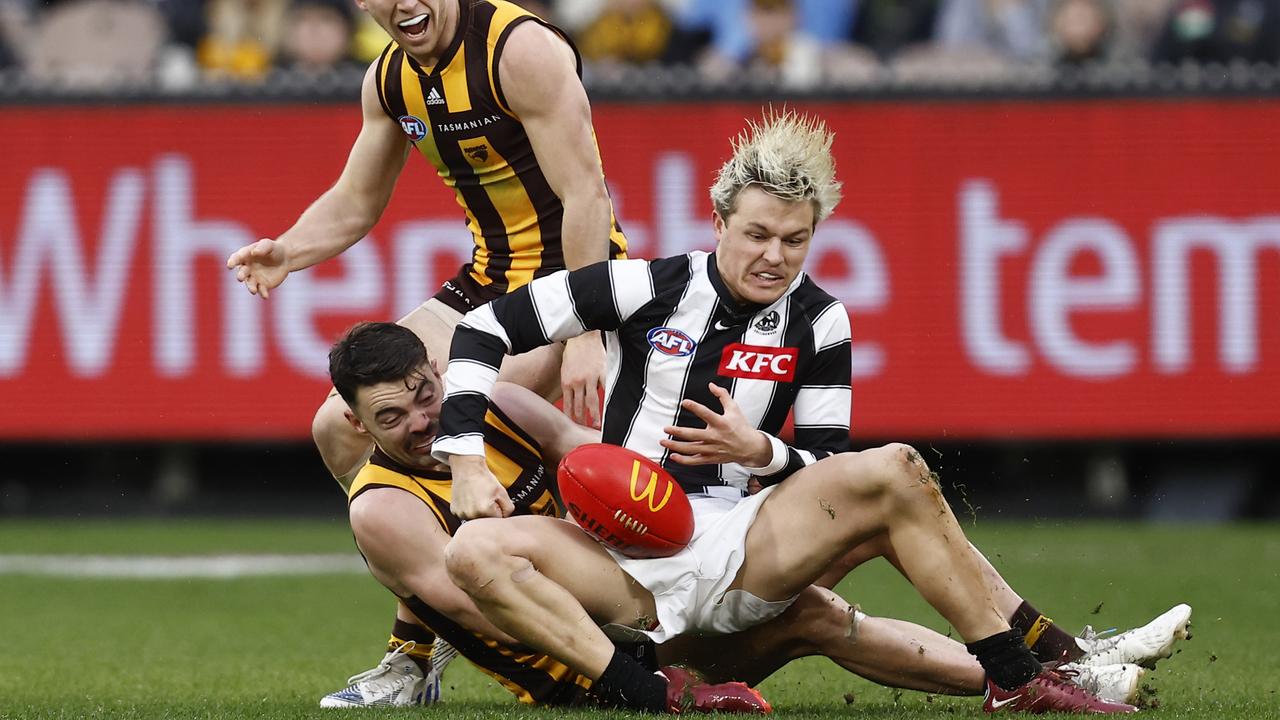 Conor Nash of the Hawks tackles Jack Ginnivan of the Magpies. Photo by Darrian Traynor/Getty Images