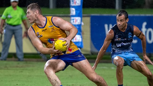 Darren Shillabeer of Wanderers against Darwin Buffaloes in Round 7 of the 2021-22 NTFL season. Picture: Warren Leyden / AFLNT Media