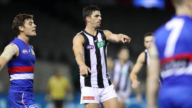 Scott Pendlebury of the Magpies directing traffic against the Bulldogs on Friday night. Picture: Michael Klein