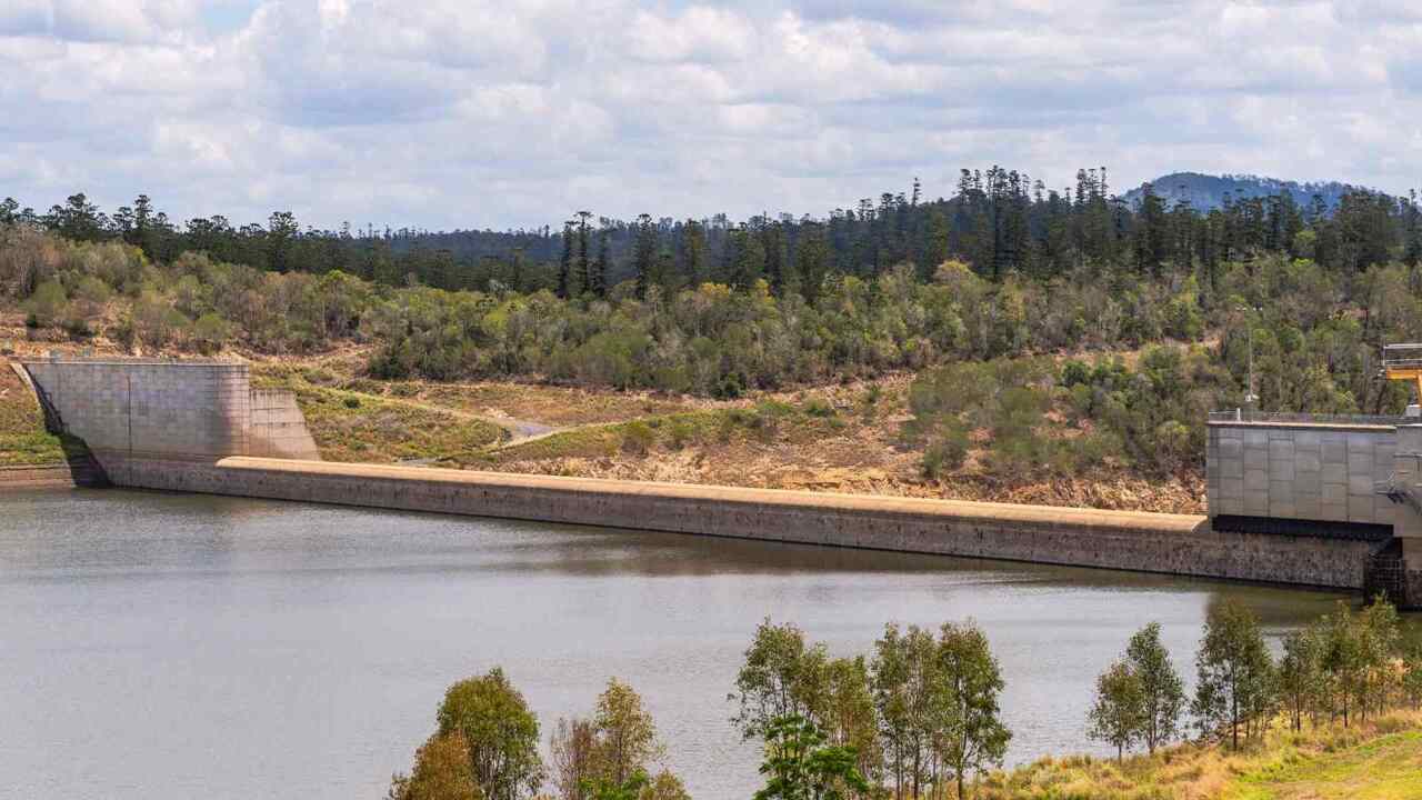 Qld farmers launch legal action to stop govt tearing down Paradise Dam wall