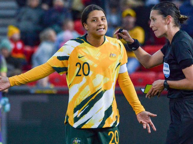 Australia's forward Sam Kerr (L) speaks with the referee during an international friendly football match between Australia and Chile at Coopers Stadium in Adelaide on November 12, 2019. (Photo by Brenton EDWARDS / AFP) / -- IMAGE RESTRICTED TO EDITORIAL USE - STRICTLY NO COMMERCIAL USE --