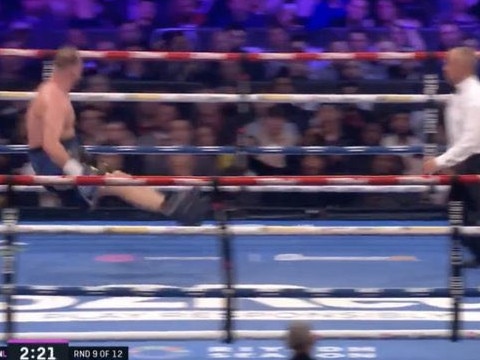 Otto Wallin goes flying after Derek Chisora punch. Photo: X, TNT Sport.