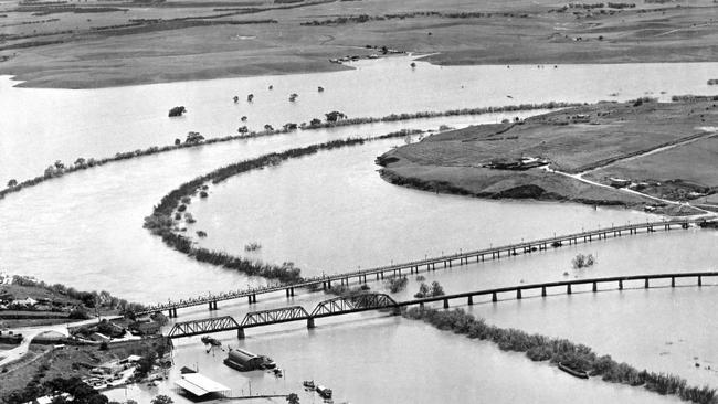 1956: Aerial view of the flooded Murray River at Murray Bridge in 1956.