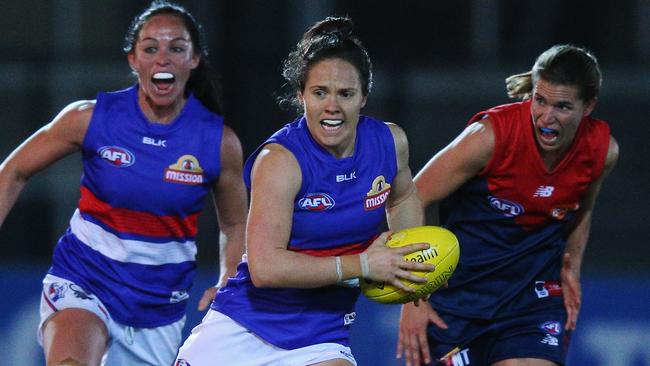 Bulldog Emma Kearney gets away from Melbourne’s Chelsea Randall.