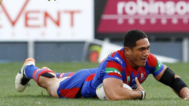 Sione Mata'utia of the Knights scores try during the Round 14 NRL match between the Newcastle Knights and the New Zealand Warriors at Hunter Stadium in Newcastle, Saturday, June 11, 2016. (AAP Image/Darren Pateman) NO ARCHIVING, EDITORIAL USE ONLY