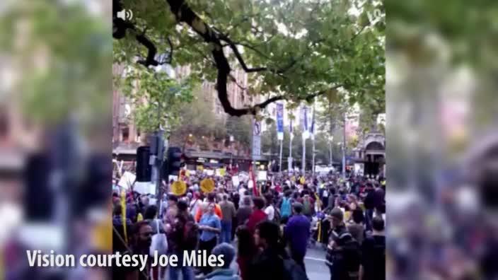 Thousands rally in Melbourne to oppose closes to Aboriginal communities